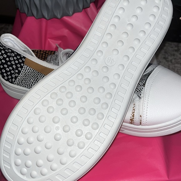 Canvas sneakers, fun white base. - Picture 3 of 5
